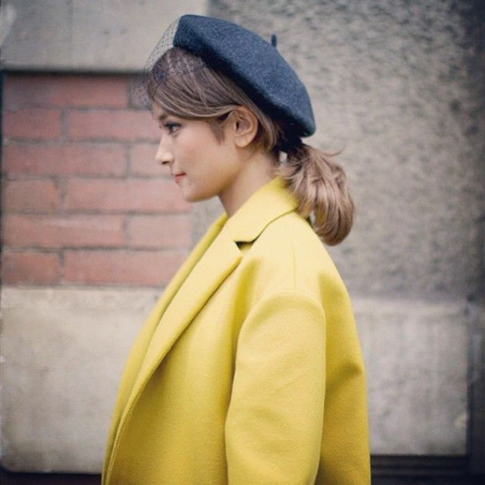 Parisiense da rua chique de moda amarelo-casaco-preto-Francês-cap