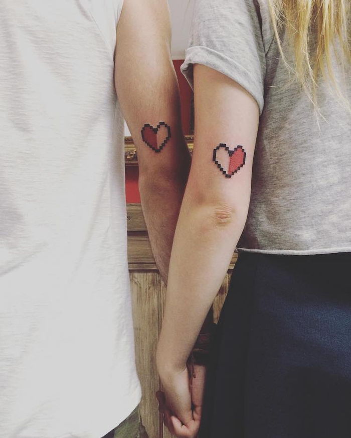 tatuaggi per coppie che si completano a vicenda, due cuori, tatuaggi a braccio, rosso e nero