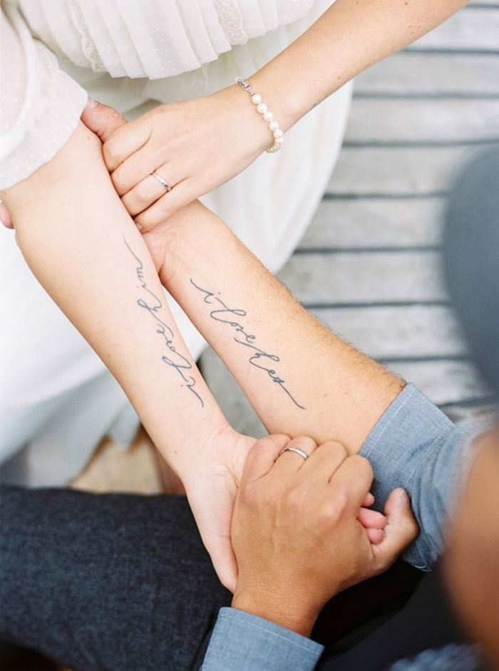 tatuaże dla partnerów, kocham cię, odręczne tatuaże na rękę, fajny pomysł dla par