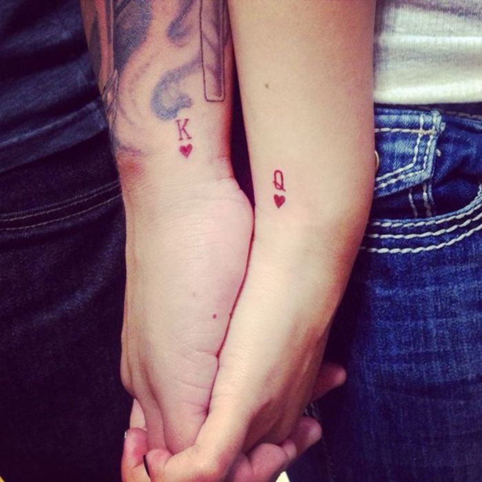 tatuaggi per coppie, bella idea, re e signora, cuori, rossi, tatuaggi di piccoli braccia