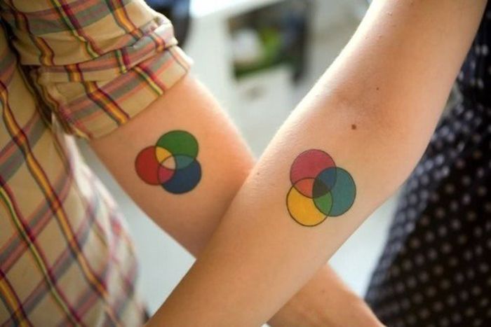 idee per tatuaggi per coppie, cerchi colorati, tatuaggi che si completano a vicenda