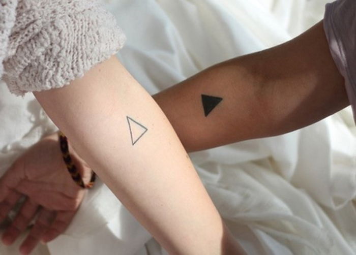 tatuaże dla partnerów, figury geometryczne, dwa trójkąty, tatuaże na małe ramiona