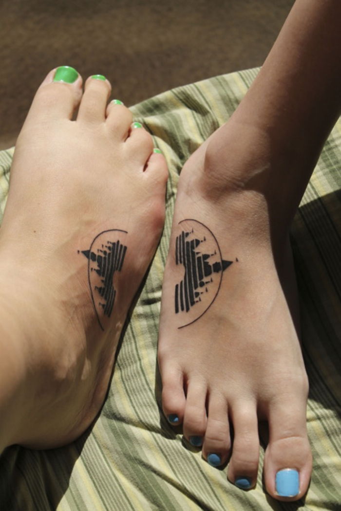 tatuiruotės dviems, disney motyvas, užraktas, kojų tatuiruotė, tatuiruotės, papildančios viena kitą