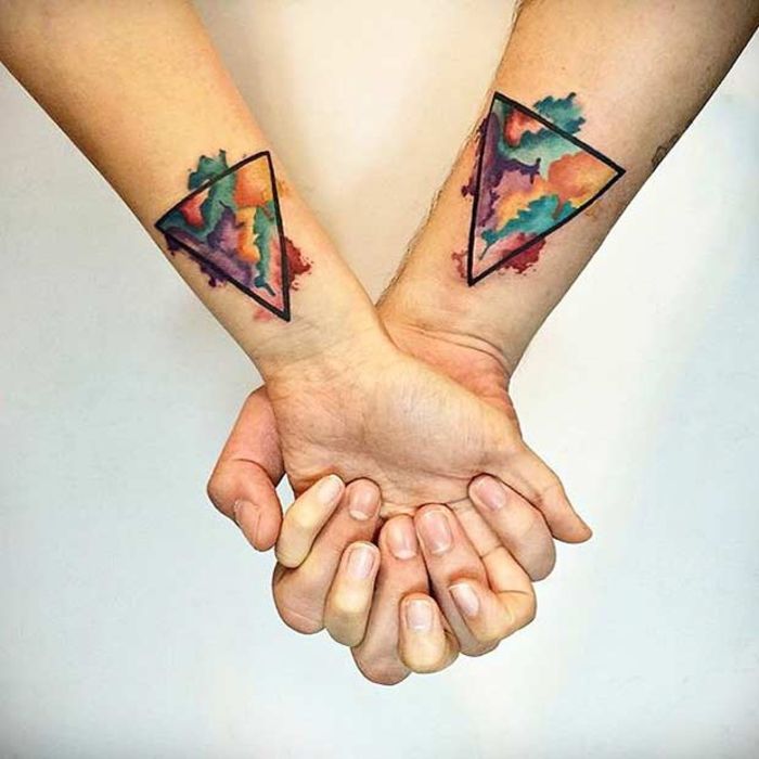 tatuaże dla dwojga, abstrakcyjne, dwa kolorowe dreicke, tatuaże na ramię dla partnerów, miłosne