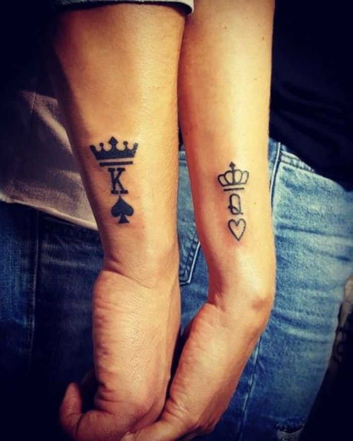 tatuaggi per coppie che si completano a vicenda, re e dama, picche e cuore, tatuaggi a braccio
