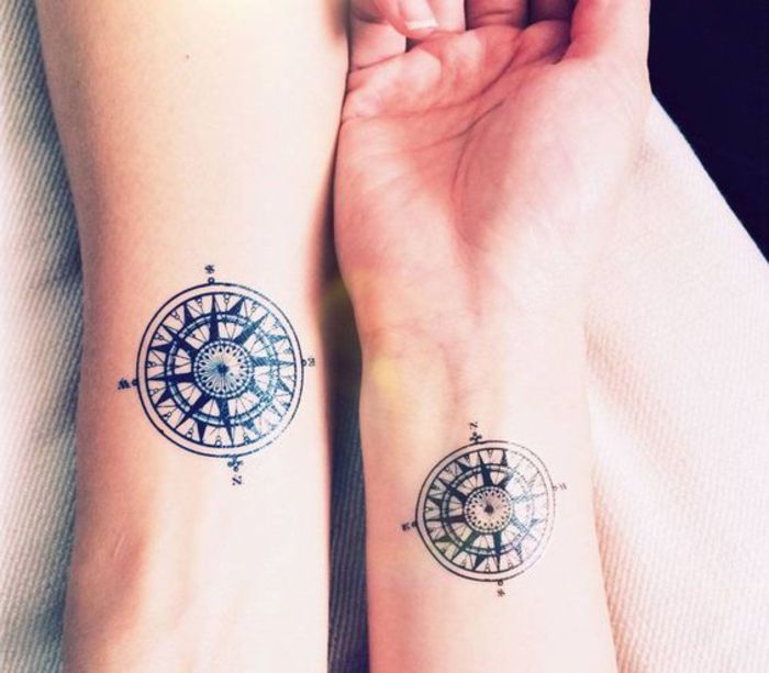 tatuiruotės partneriams, kompasas, rankų tatuiruotės dviems, juodos spalvos