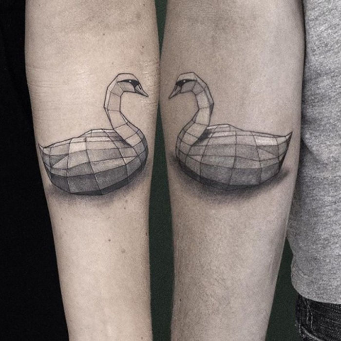 tatuiruotės poroms, papildančioms viena kitą, du gulbės, rankos tatuiruotės partneriams