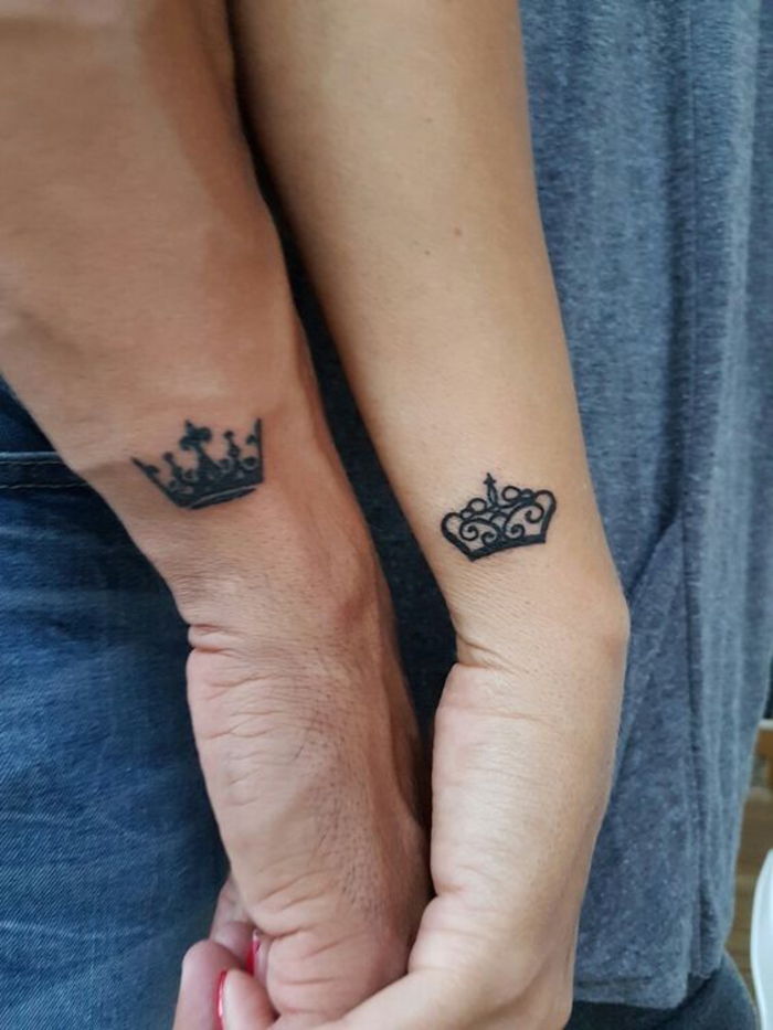 Tattoni per i partner che si completano a vicenda, due corone per loro e per lui, tatuaggi da braccio piccolo