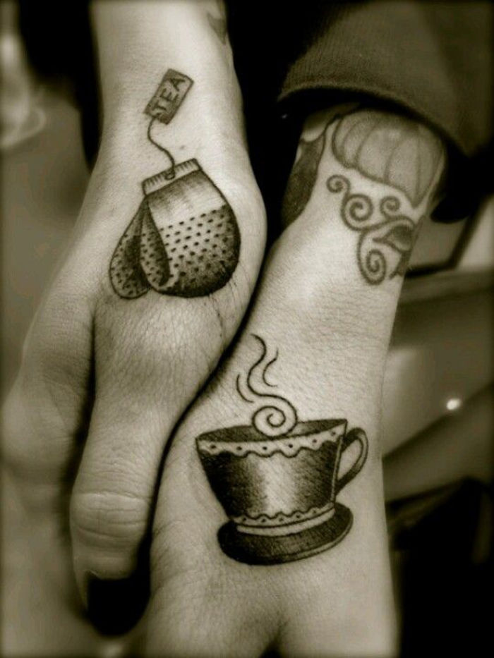 tatuiruotės dviem, arbata ir puodeliai, tatuiruotės, papildančios vieni kitus, kūrybinė idėja