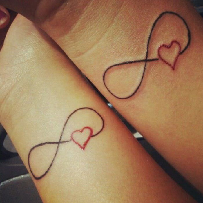 tatuaże dla partnerów, symbol pokoju z sercem, małe tatuaże na ramię
