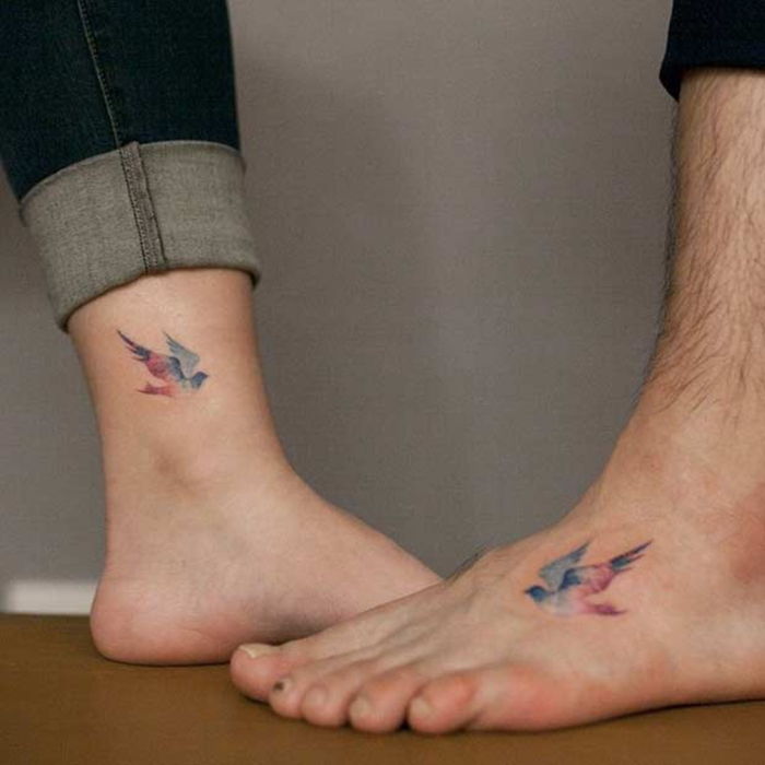 tatuiruotės poroms, spalvinga vogelė, kojų tatuiruotės, graži ir kūrybinga idėja partneriams