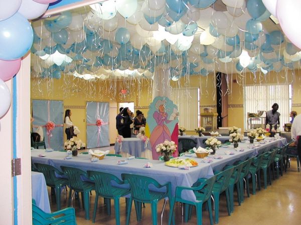 fest dekoration ballonger på taket i blått och vitt