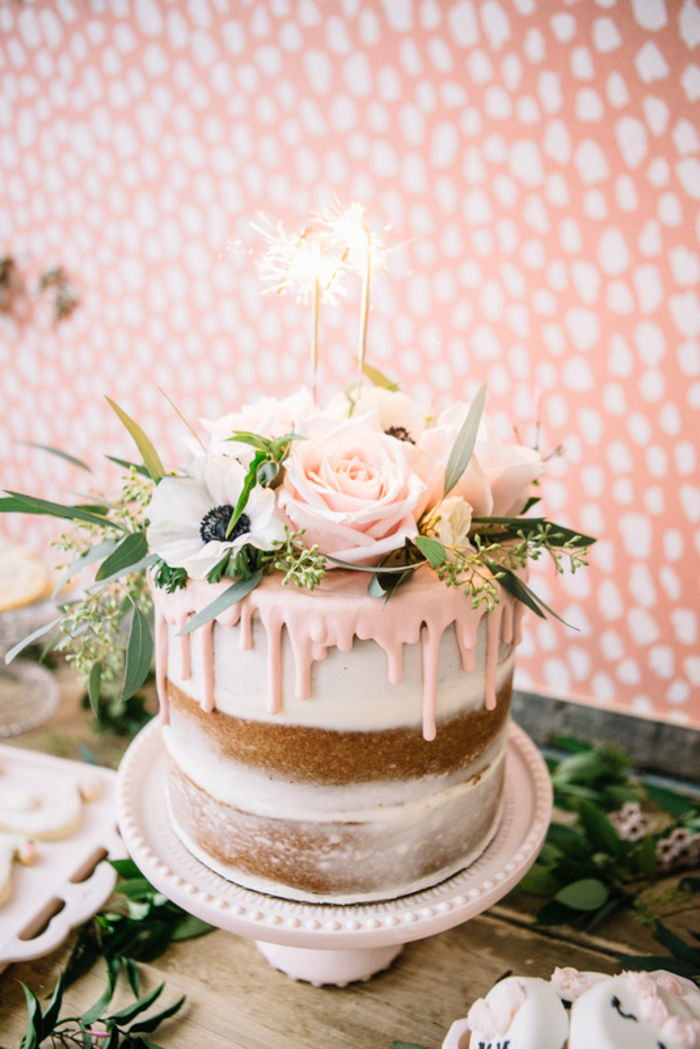 Faça o seu próprio bolo de aniversário e decore-o com flores e folhas reais