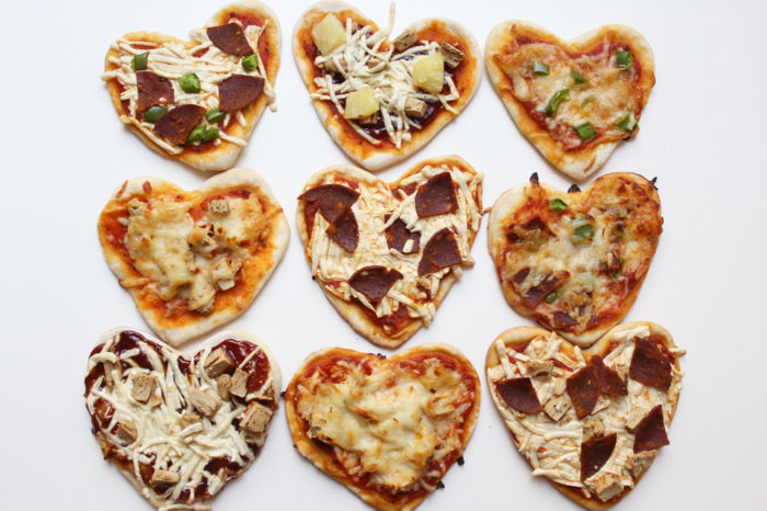 Mini-pizza v tvare srdca, jednoduché recepty na vašu párty, rýchle a chutné, kreativita v kuchyni
