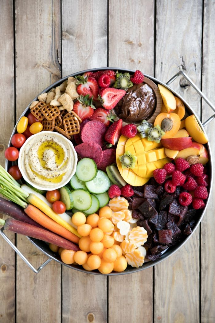 Farebný tanier pre vaše jedinečné party čerstvé ovocie a zeleninu, mini preclíky a omáčky