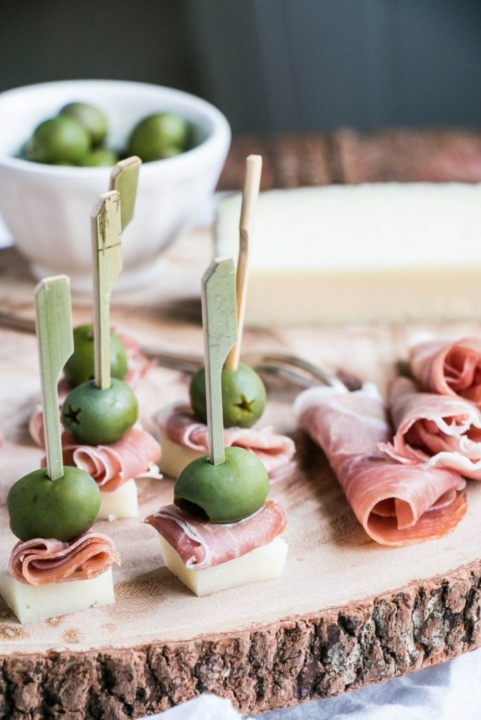 Party občerstvenie pre mnohých hostí - syr, šunka a olivy, malé občerstvenie ľahko a rýchlo pripraviť