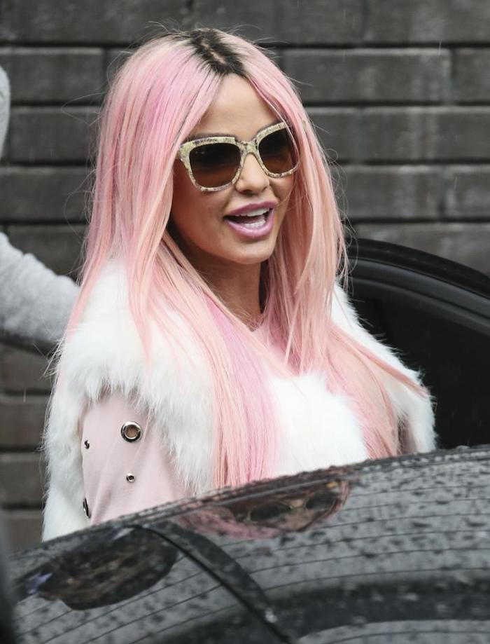 cor de cabelo rosa pastel, cabelo rosa longo com pescoço preto