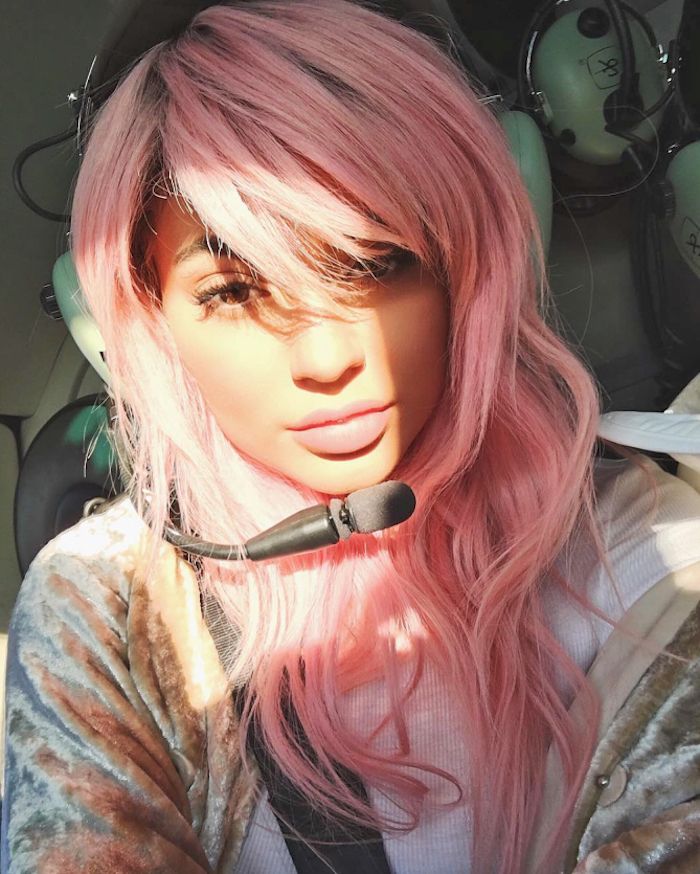 pastell rosa hår, ponnyhårig kvinna, daglig frisyr med vågor