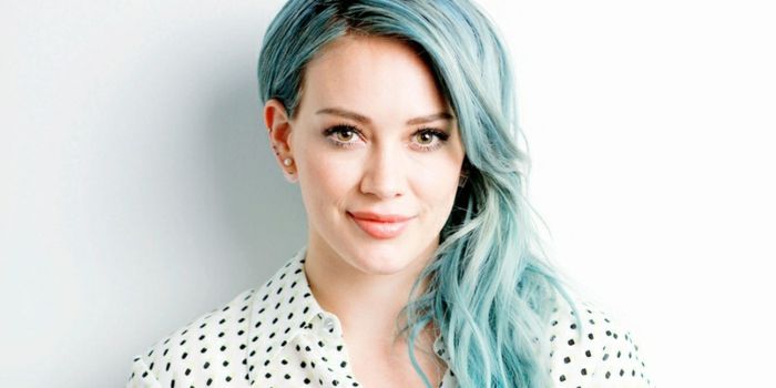 Hilary Duff com cabelo azul brilhante, natural make-up, neve tez branca, lábios pêssego, rímel preto
