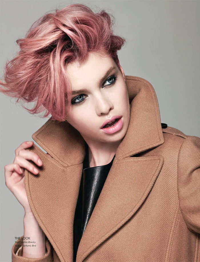 cabelo rosa pastel, mulher com casaco marrom e cabelo rosa curto