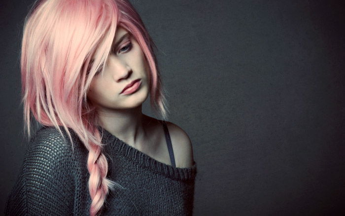 cor de cabelo rosa pastel, trança casual com grande trança, cores do cabelo da moda