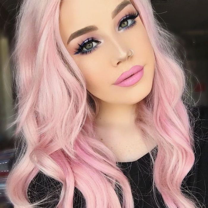 cor de cabelo rosa pastel, maquiagem rosa, cabelo encaracolado de comprimento médio