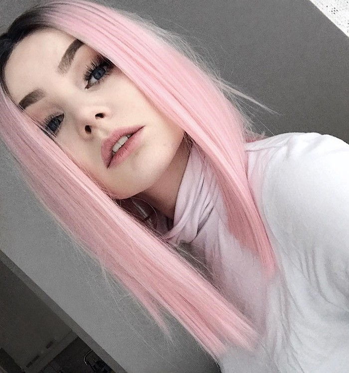 pastell rosa hårfärg, medium långt slät rosa-blont hår med svart bas