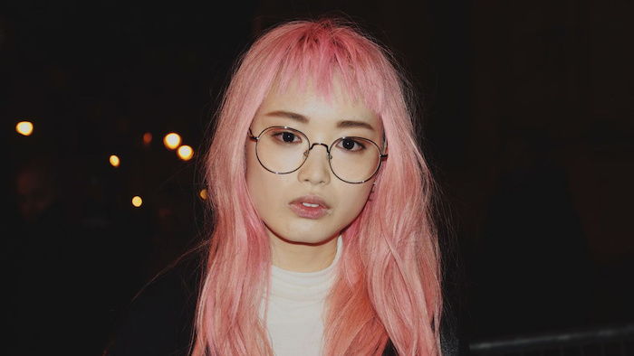 hår rosa toner, kvinna med pony frsiur och runda glasögon, pastell rosa hårfärg