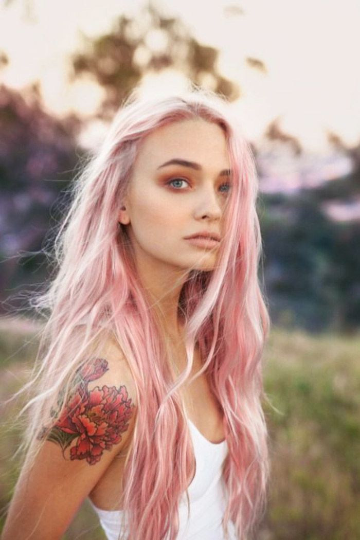 tons de cabelo rosa, tatuagem de flor colorida no ombro, maquiagem todos os dias
