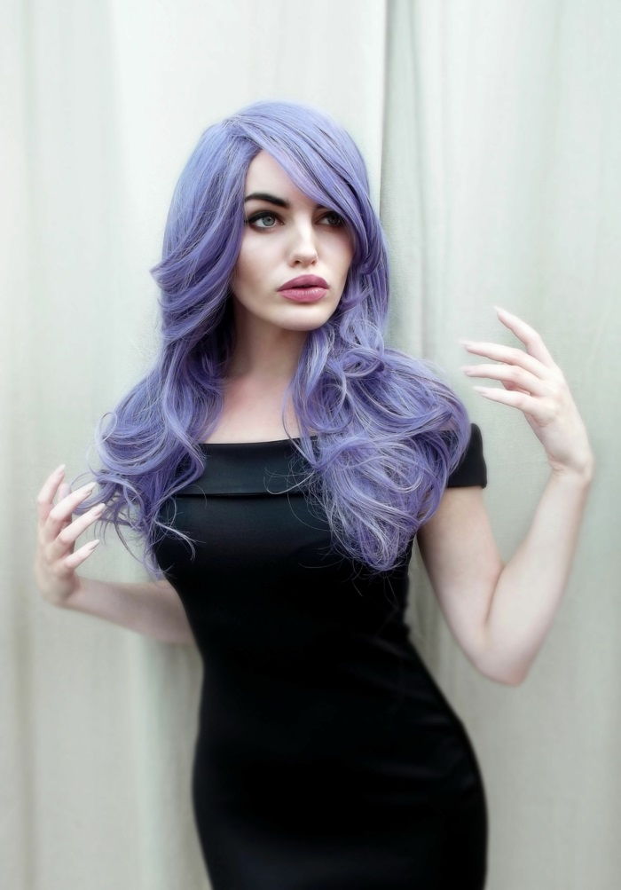 păr purpuriu, femeie cu rochie neagră și păr violet de lungime medie