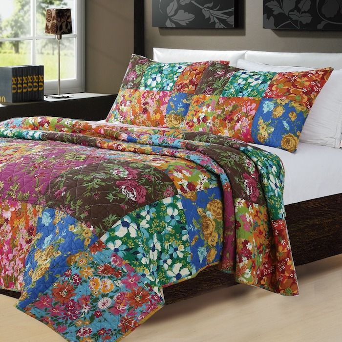 Quilt sy på sängkläder på rosor, glöm inte-mig och andra färgglada blommor