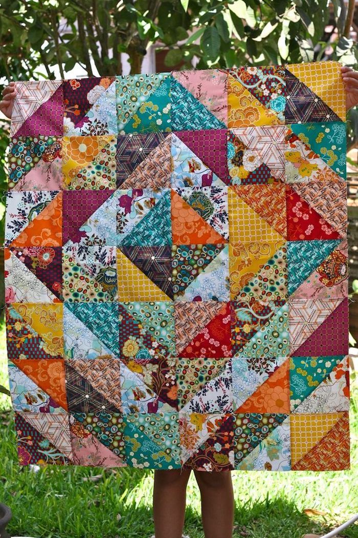 Quilt sy en veldig fargerik brikke med floral mønstre Rektangler og trekanter danner rhombs
