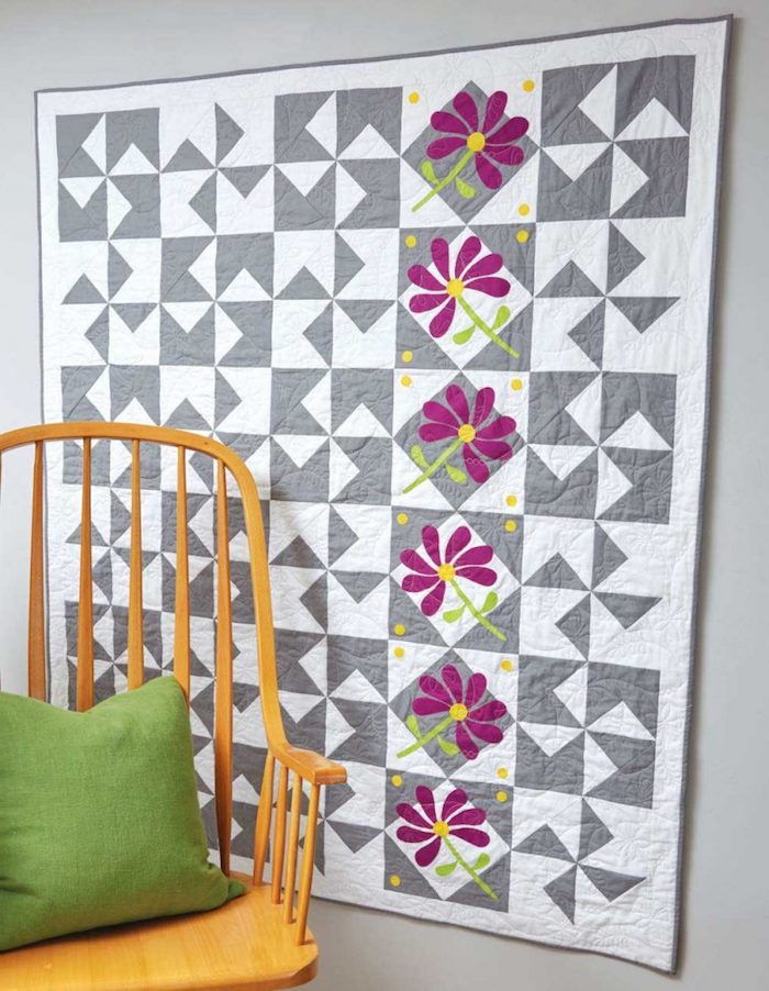 Sy på baby-teppe - grå geometriske motiver og en haug med lilla blomster
