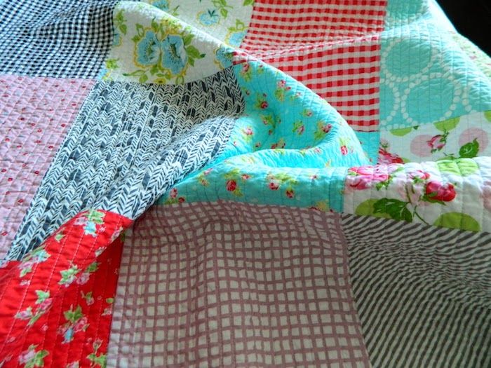 Costura de colcha - um belo cobertor feito de muitos tecidos diferentes, cada um com um padrão único