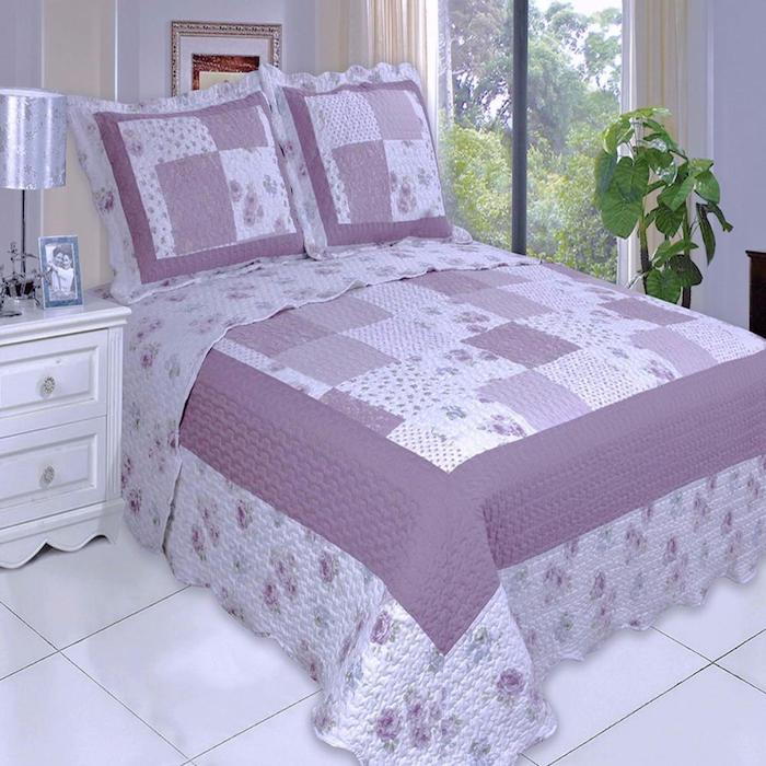Quilt sy i lilla farge i soverommet av et par og utstyrt med lilla blomster