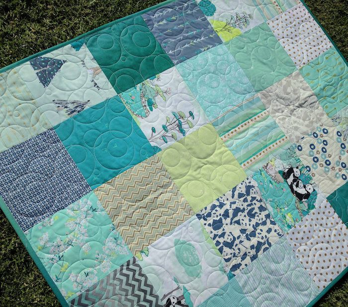 Cobertor de bebê de costura - peças verdes e azuis, pequenos pandas desenhados