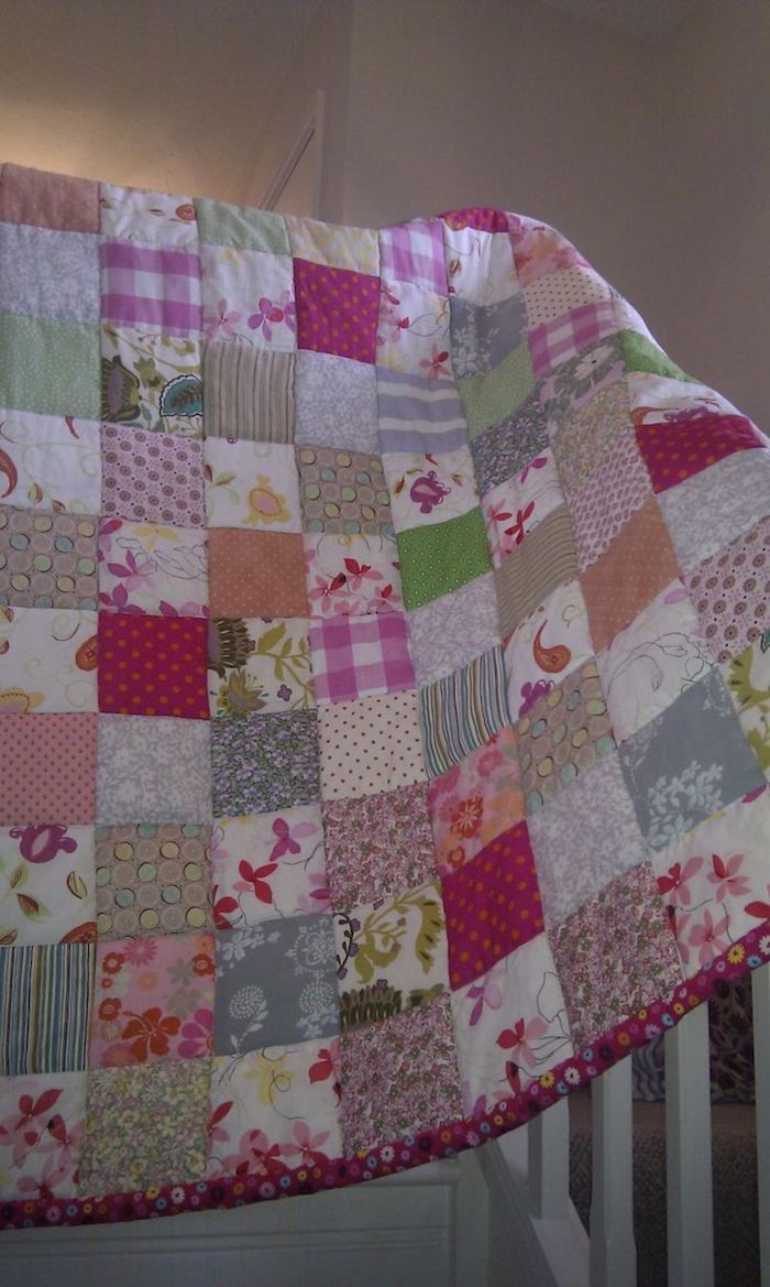 Cobertor de bebê de costura - colcha rosa e verde em um pequeno quadrado quase todos os diferentes