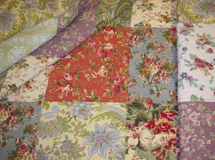 Muitos tecidos com padrão floral - um material com o qual você costura manta