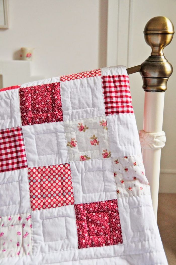 manta branca e vermelha costurar a partir de quatro tipos de tecidos cobertor aconchegante