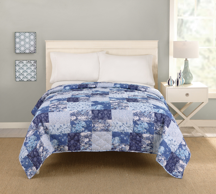 cobertor azul costurar para a cama no quarto com decoração simples