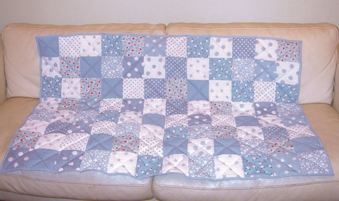 Costurando um cobertor de patchwork - um cobertor azul fofinho com pequenos motivos