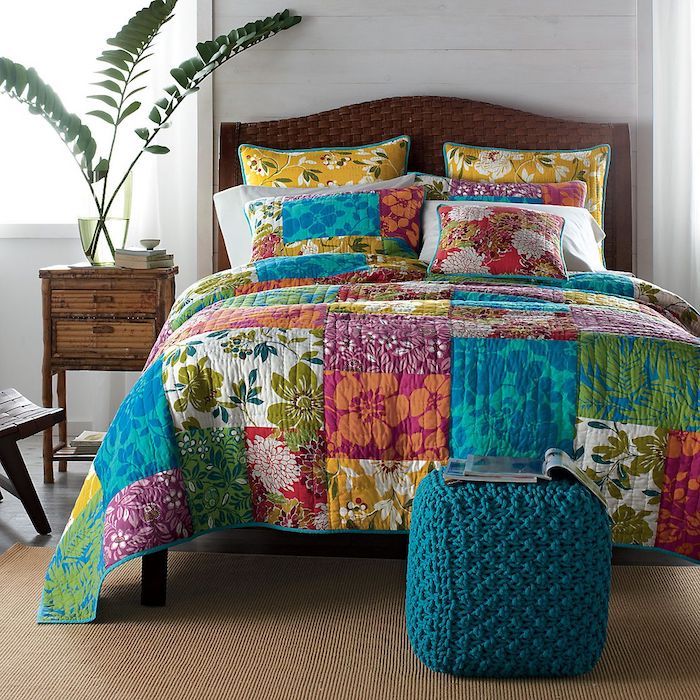 uma cama em tantas cores flash depois de costurar um cobertor de retalhos