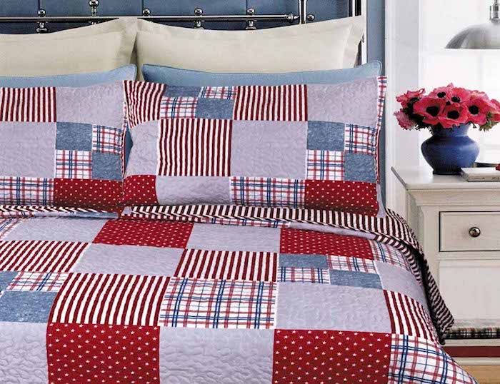 Patchwork filt sy i tre färger - grå, röd och blå - vacker i sovrummet