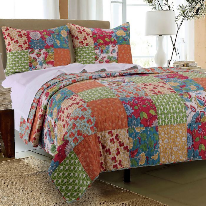 Patchwork instruksjon for nybegynnere et fargerikt teppe kombinert med puter - utmerket sengetøy