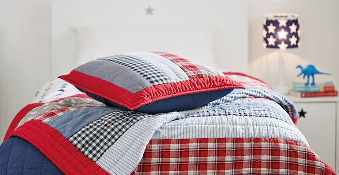 Sy patchwork filt för ungdomsrummet - röda och blåa kuddar