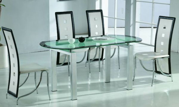 perfektný-jedálenský stôl-of-skla-in-jedálne-čierno-biele stoličky