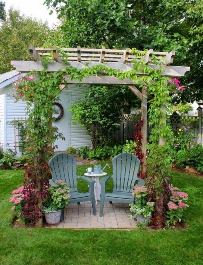 pergola-in-podwórkowych ogrodnicze krzesełka