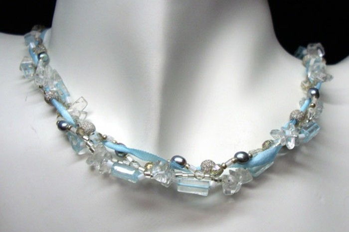 biserne ogrlice-self-made-steklenimi perlami-in-svetlo-modro-trak