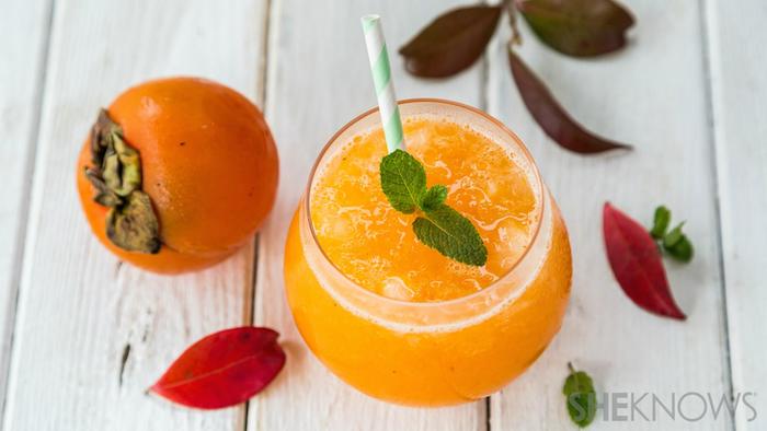 cocktail med sharon frukt, brusvann og peppermynte, sunne drinker