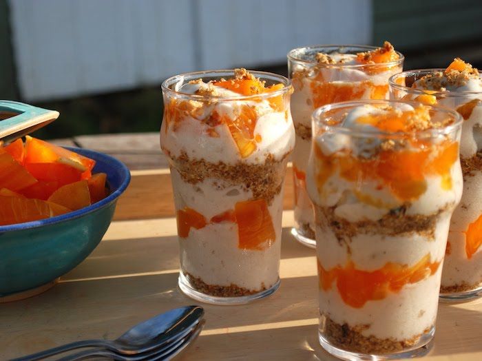 lage dessert i glasset, desserter med sharon frukt, kaker og krem